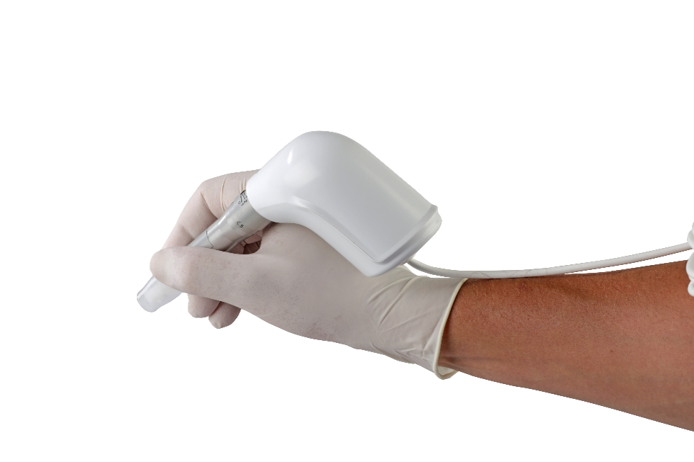 Pièce à main de microneedling tenue en main — prise ergonomique professionnelle