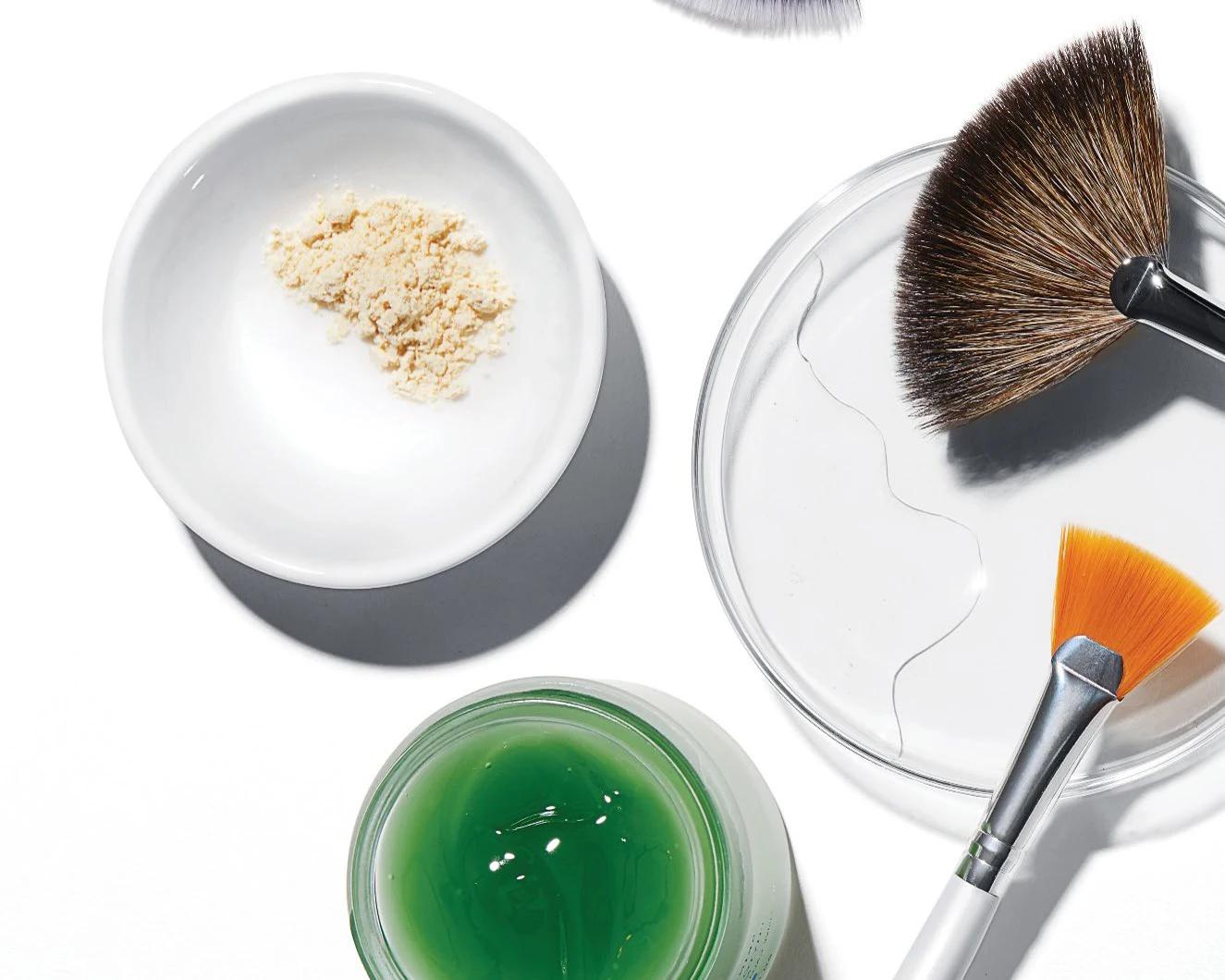 Préparation d'un masque personnalisé en cabine — actifs et pinceaux SkinCeuticals