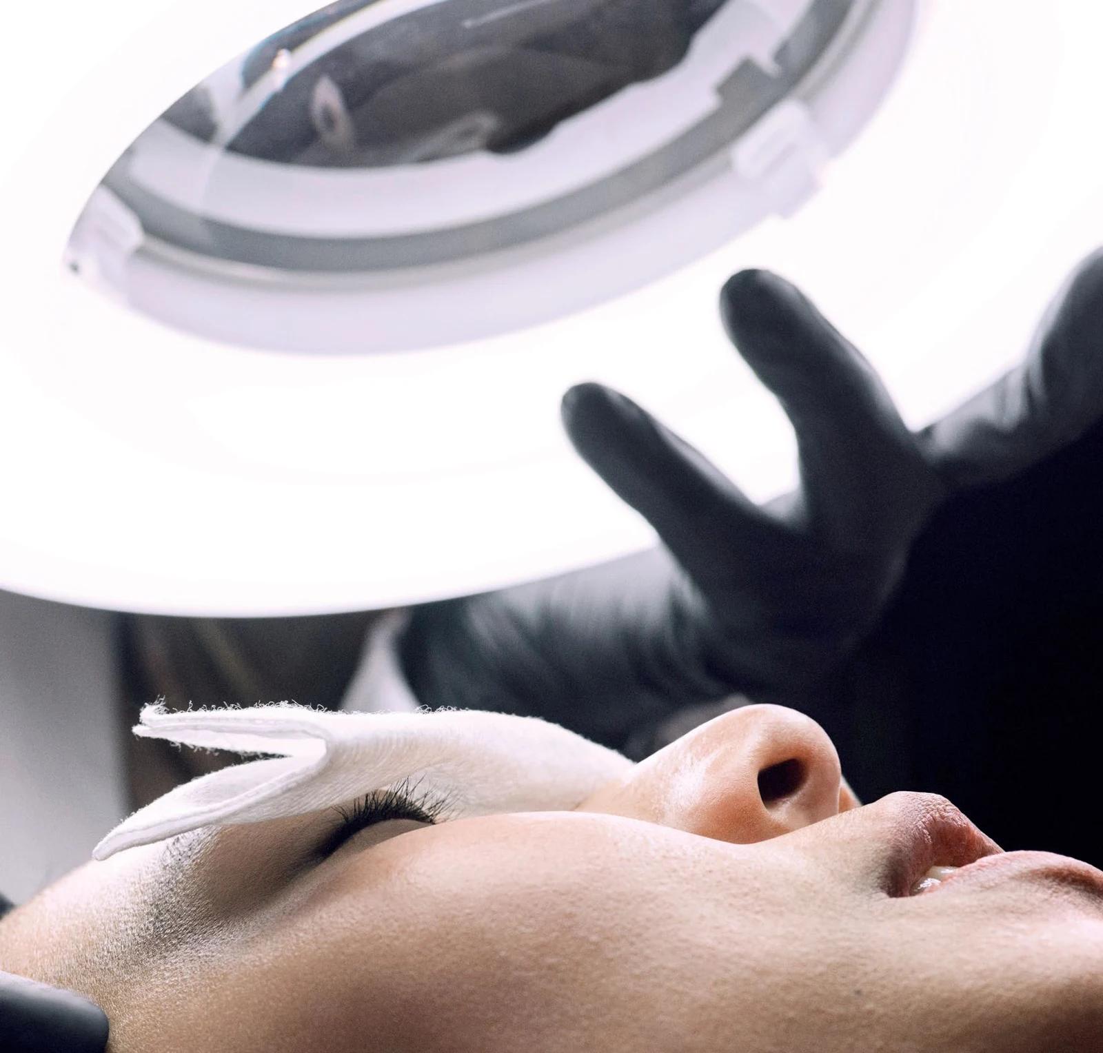 Soin du visage professionnel SkinCeuticals — analyse de la peau sous lampe-loupe en clinique